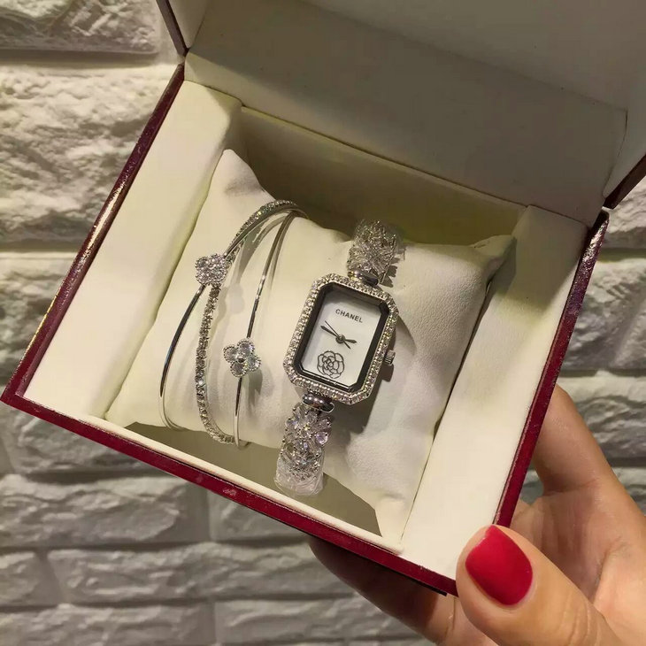 シャネル　AJ-N61215　2016年腕時計 超美品　クオーツ　スワロフスキー