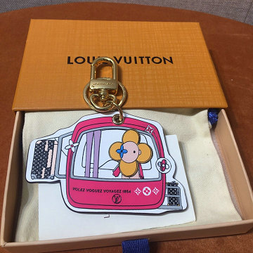 商品名称：ルイヴィトン LOUISVUITTON 057-M68653 2020年最新入荷 ポルト クレ エピ ヴィヴィエンヌ キーホルダー キーリング バッグチャーム モノグラムキャンバス