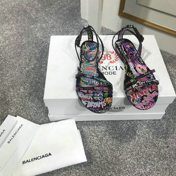 商品名称：バレンシアガ BALENCIAGA 2020年夏最新入荷 グラフィティプリント サンダル フラットシューズ ミュール サンダルレディースシューズ 靴 アンクルストラップ サマーサンダル