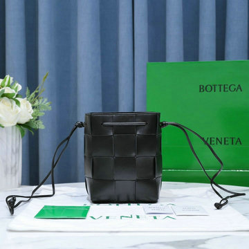 ボッテガヴェネタ BOTTEGAVENETA 025-BOV6612BK　2021年最新入荷 カセット 斜め掛け ショルダーバッグ クロスボディバッグ ドローストリングバッグ バケットバッグ