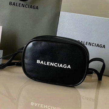 バレンシアガ BALENCIAGA GH-BA552370  2021年最新入荷 Everyday スモール カメラバッグ 斜め掛け ショルダーバッグ クロスボディ カーフレザー