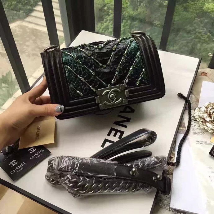 シャネル  520-A67085  2016年最新作　ショルダーバッグ 輸入レザー