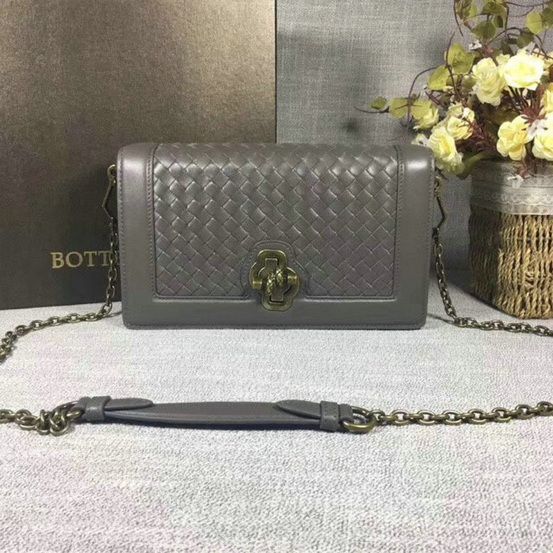 ボッテガヴェネタ QJ-BO9854H　2018年最新作 olimpia knot ショルダーバッグ 斜め掛け ギフト プレゼント レザー