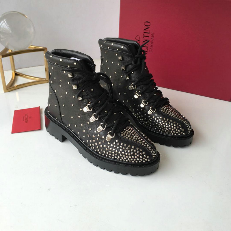 ヴァレンティノ Valentino 26-VT2208  2018年秋冬最新作 コンバットブーツ ショートブーツ カーフレザー レディースシューズ 靴 リベット付き 滑り止め 黒