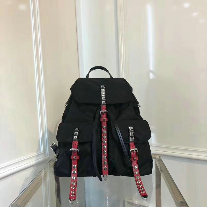 商品名称：プラダ　025-PD1BZ811KR　2018年最新作　リュックサック　バックパック　リベット付き　通学通勤