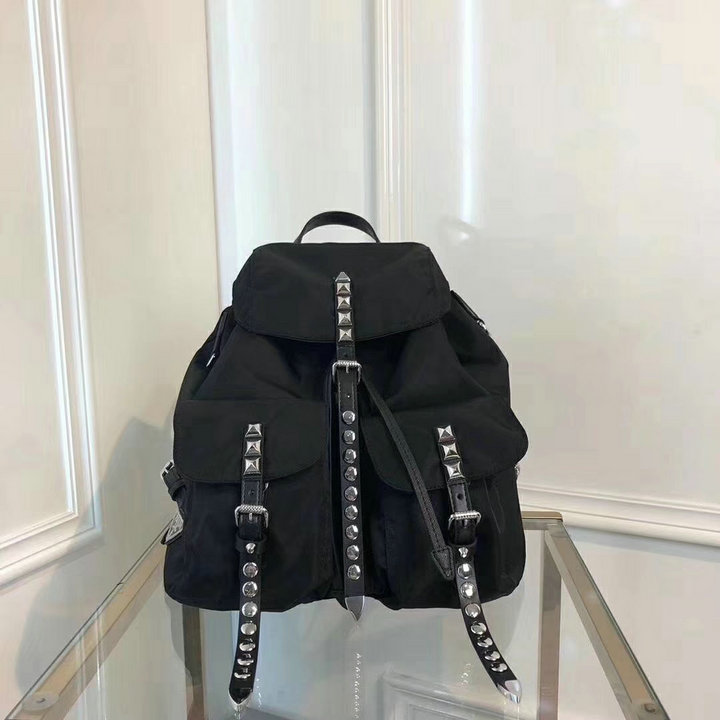 商品名称：プラダ　025-PD1BZ811QK　2018年最新作　リュックサック　バックパック　リベット付き　通学通勤