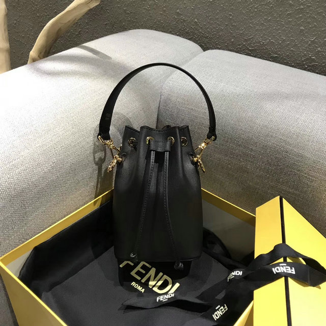 フェンディ　2018年最新作　ショルダーバッグ