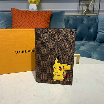 商品名称：ルイヴィトン LOUISVUITTON  057-N64412P 2019年最新入荷 クーヴェルテュール パスポール NM パスポートケース カードケース ピカチュウ プリント ダミエエベヌキャンパス