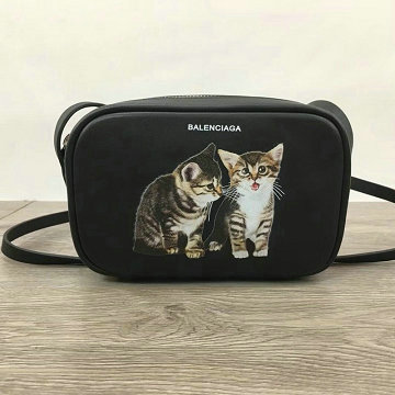 バレンシアガ BALENCIAGA  YUN-BA489809 2019年最新入荷 カメラバッグ 斜め掛け ショルダーバッグ クロスボディバッグ レザー