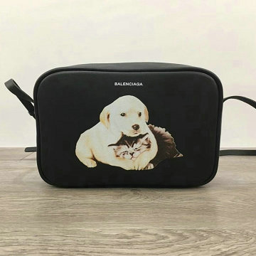 バレンシアガ BALENCIAGA YUN-BA489812g  2019年最新入荷 カメラバッグ 斜め掛け ショルダーバッグ クロスボディバッグ レザー