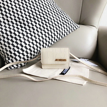 ジャックムー Jacquemus  YS-JQ56028EB 2019年最新入荷 Le Bello ミニ スクエアバッグ 斜め掛け ショルダーバッグ レディースかばん レザー