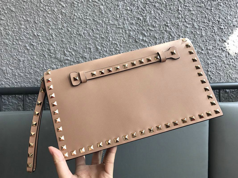 ヴァレンティノ Valentino 99-VL1318 2019年最新入荷 ロックスタッズ ミディアム クラッチバッグ 手持ちかばん レディース カーフスキン
