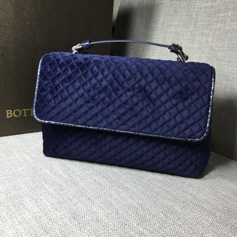 ボッテガヴェネタ BOTTEGAVENETA 2019年最新入荷 イントレチャート ナッパ スモール オリンピアバッグ ショルダーバッグ ベルベット レディースかばん