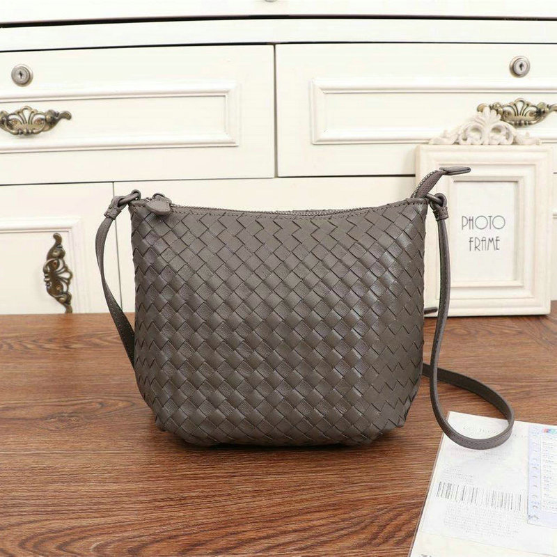 ボッテガヴェネタ BOTTEGAVENETA QJ-BOV2018 2019年最新入荷 イントレチャート クレセントバッグ 斜め掛け ショルダーバッグ レディース ラムスキン