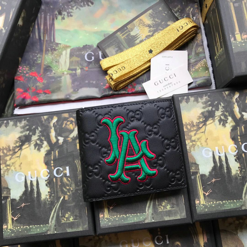 GUCCI グッチ 057-GG547787P 2019年最新入荷 ニューヨーク ヤンキー パッチ 二つ折り短財布 カードポケット付き 札入れ カーフスキン