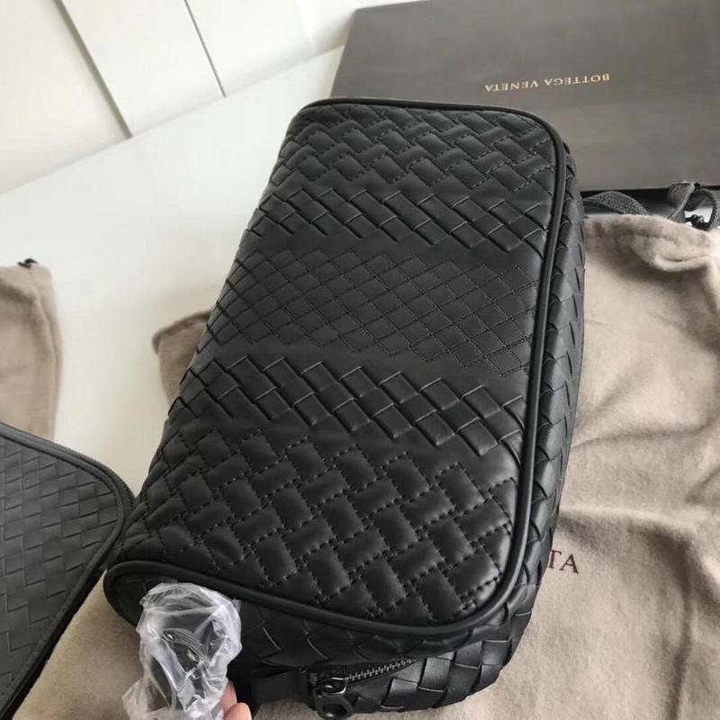 商品名称：ボッテガヴェネタ BOTTEGAVENETA aj-BOV244706T 2019年最新入荷 イントレチャート VN トイレタリーケース メンズ 手持ちかばん クラッチバッグ カーフスキン 黒