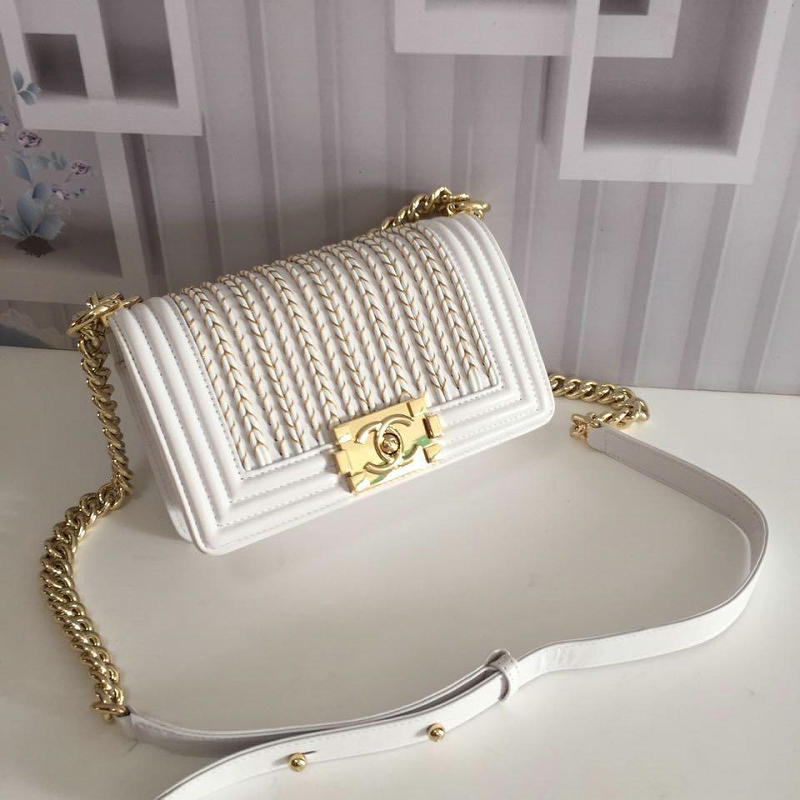 商品名称：シャネル CHANEL CC-CH67085T 2019年最新入荷 BOY CHANEL 斜め掛け ショルダーバッグ レディース エンブロイダリー カーフスキン