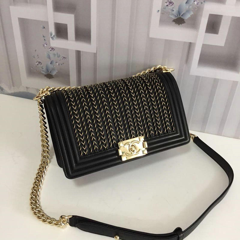 商品名称：シャネル CHANEL CH67086T 2019年最新入荷BOY CHANEL 斜め掛け ショルダーバッグ レディース エンブロイダリー カーフスキン