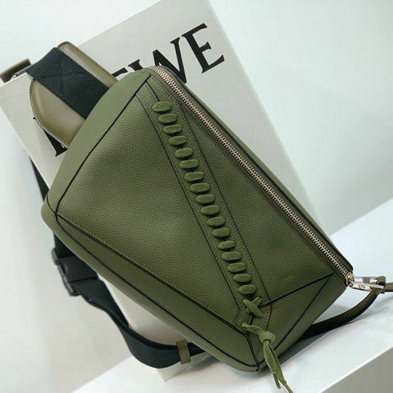 商品名称：ロエベ LOEWE  DDB-LOW061822M 2019年最新入荷 ベルトバッグ ウェストバッグ カーフレザー 通勤 通学 出張 ビジネス ボディバッグ チェストバッグ