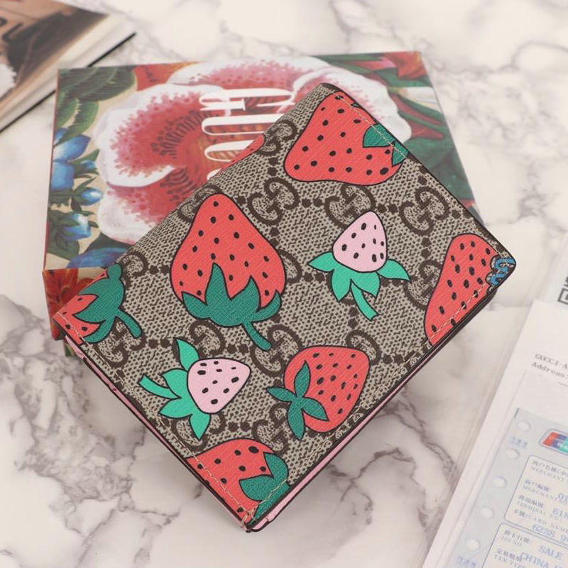 グッチ GUCCI  057-GG573839 2019年最新入荷 ストロベリー プリント GGカードケース コイン 紙幣入れ付き コインケース 札入れ 二つ折り短財布