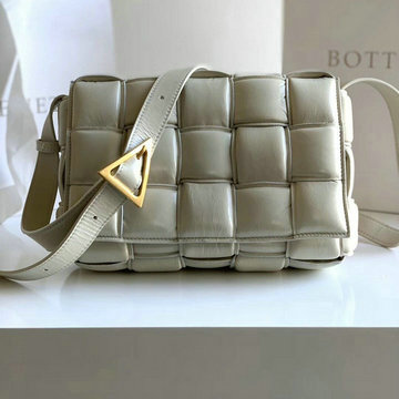 ボッテガヴェネタ BOTTEGAVENETA aj-BOV70026BS 2020年最新入荷 パデッド カセット 斜め掛け ショルダーバッグ カーフレザー