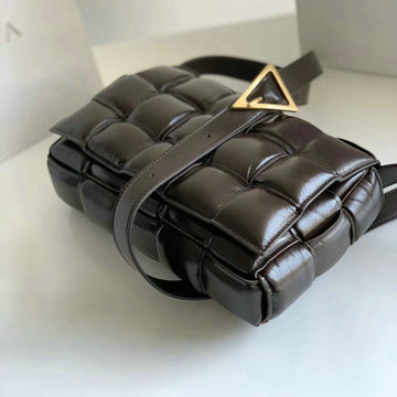 ボッテガヴェネタ BOTTEGAVENETA aj-BOV70026SK 2020年最新入荷 パデッド カセット 斜め掛け ショルダーバッグ カーフレザー