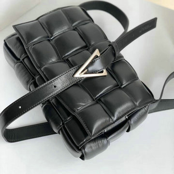 ボッテガヴェネタ BOTTEGAVENETA aj-BOV70026KY 2020年最新入荷 パデッド カセット 斜め掛け ショルダーバッグ カーフレザー