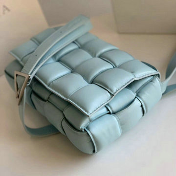 ボッテガヴェネタ BOTTEGAVENETA aj-BOV70026QL  2020年最新入荷 パデッド カセット 斜め掛け ショルダーバッグ カーフレザー