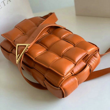 ボッテガヴェネタ BOTTEGAVENETA  aj-BOV70026CS 2020年最新入荷 パデッド カセット 斜め掛け ショルダーバッグ カーフレザー