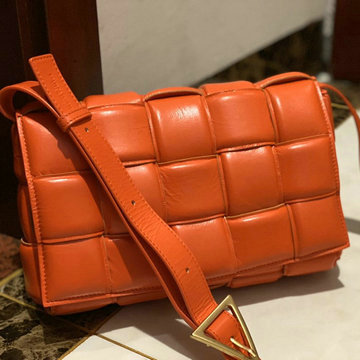 ボッテガヴェネタ BOTTEGAVENETA aj-BOV70094CS 2020年最新入荷 パデッド カセット 斜め掛け ショルダーバッグ ラムスキン