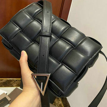 ボッテガヴェネタ BOTTEGAVENETA aj-BOV70094BK  2020年最新入荷 パデッド カセット 斜め掛け ショルダーバッグ ラムスキン
