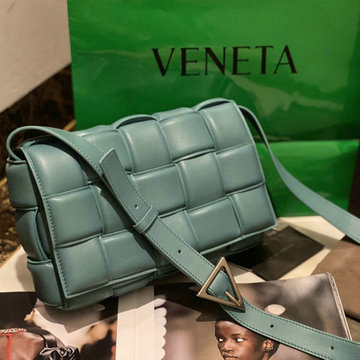 ボッテガヴェネタ BOTTEGAVENETA aj-BOV70094QL  2020年最新入荷 パデッド カセット 斜め掛け ショルダーバッグ ラムスキン