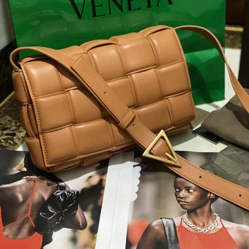 ボッテガヴェネタ BOTTEGAVENETA aj-BOV70094TH 2020年最新入荷 パデッド カセット 斜め掛け ショルダーバッグ ラムスキン