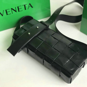 ボッテガヴェネタ BOTTEGAVENETA aj-BOV70136 2020年最新入荷 カセット 斜め掛け ショルダーバッグ メンズ レディース かばん 男女兼用 カーフレザー