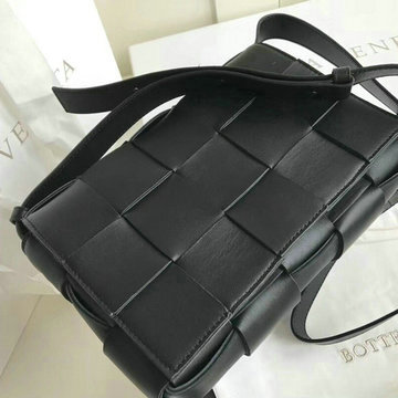 ボッテガヴェネタ BOTTEGAVENETA aj-BOV578004BK 2020年最新入荷 パデッド カセット 斜め掛け ショルダーバッグ ラムスキン