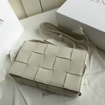 ボッテガヴェネタ BOTTEGAVENETA aj-BOV578004BS 2020年最新入荷 パデッド カセット 斜め掛け ショルダーバッグ ラムスキン
