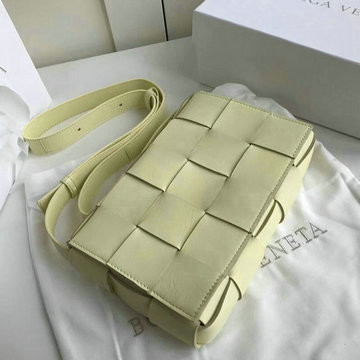 ボッテガヴェネタ BOTTEGAVENETA aj-BOV578004MB 2020年最新入荷 パデッド カセット 斜め掛け ショルダーバッグ ラムスキン