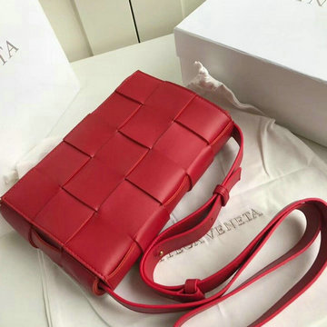ボッテガヴェネタ BOTTEGAVENETA aj-BOV578004RD 2020年最新入荷 パデッド カセット 斜め掛け ショルダーバッグ ラムスキン
