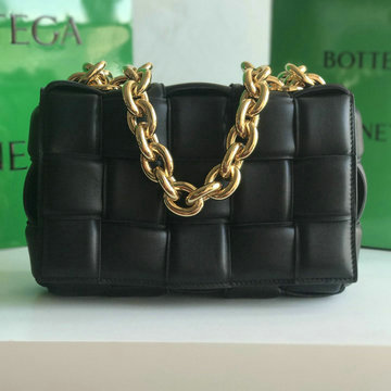 商品名称：ボッテガヴェネタ BOTTEGAVENETA  aj-BOV631421JBK 2020年最新入荷 パデッド カセット 斜め掛け ショルダーバッグ ラムスキン