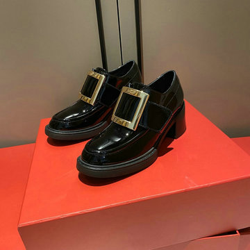 商品名称：ロジェヴィヴィエ ROGER VIVIER 26-RVJ20004  2020年秋冬最新入荷 ローファーシューズ ローヒールシューズ レディースシューズ パテントレザー 靴