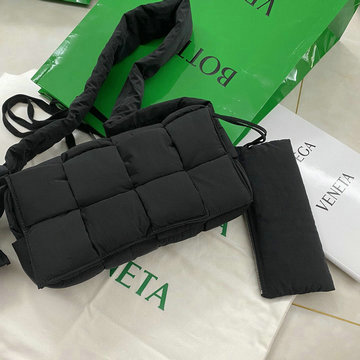 ボッテガヴェネタ BOTTEGAVENETA aj-BOV628951LBK 2020年最新入荷 ザ パデッド テック カセット 斜め掛け ショルダーバッグ