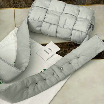 ボッテガヴェネタ BOTTEGAVENETA  aj-BOV628951LHB 2020年最新入荷 ザ パデッド テック カセット 斜め掛け ショルダーバッグ