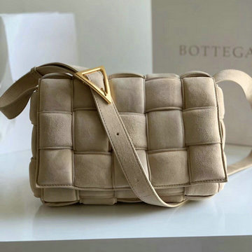 ボッテガヴェネタ BOTTEGAVENETA  aj-BOV591970RMB 2020年最新入荷 パデッド カセット 斜め掛け ショルダーバッグ フラップ レディースかばん カシミヤ