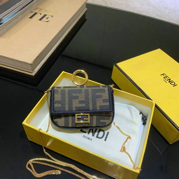 フェンディ FENDI BXN-FD83317  2020年最新入荷 ナノ バゲット チャーム 斜め掛け ショルダーバッグ レディースかばん チェーン付き