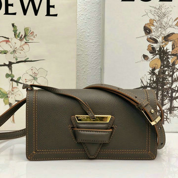 商品名称：ロエベ LOEWE DDB-LE10155SH　2020年最新入荷 バルセロナバッグ 斜め掛け ショルダーバッグ 三角形のバックルクロージャー付き クロスボディキャリーバッグ カーフレザー