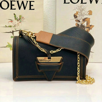 ロエベ LOEWE DDB-LE10156BK　2020年最新入荷 バルセロナバッグ 斜め掛け ショルダーバッグ 三角形のバックルクロージャー付き クロスボディキャリーバッグ カーフレザー