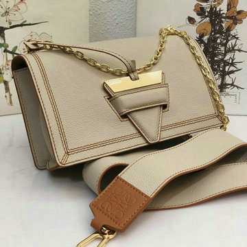ロエベ LOEWE DDB-LE10156SB　2020年最新入荷 バルセロナバッグ 斜め掛け ショルダーバッグ 三角形のバックルクロージャー付き クロスボディキャリーバッグ カーフレザー