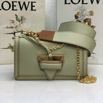 ロエベ LOEWE DDB-LE10156SC　2020年最新入荷 バルセロナバッグ 斜め掛け ショルダーバッグ 三角形のバックルクロージャー付き クロスボディキャリーバッグ カーフレザー