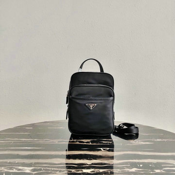 プラダ PRADA 025-PD2VZ026　2020年最新入荷 チェストバッグ 斜め掛け ショルダーバッグ メンズかばん メッセンジャーバッグ ナイロン