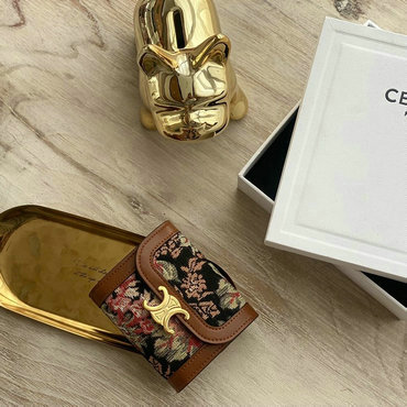 セリーヌ CELINE 99-CE10D783BKC　2021年最新入荷 CELINEプリント スモール トリオンフウォレット 三つ折り短財布 テキスタイル カーフスキン